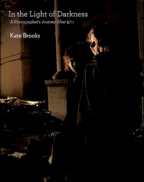 In the light of darkness - Kate Brooks (ISBN 9789053307588)